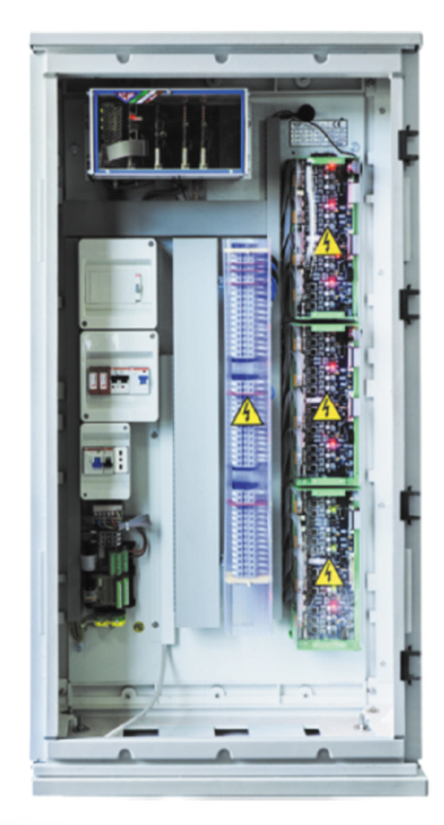 Control device operating via Microcontroller, housed in an IP 65 cabinet, for up to 44 intersections