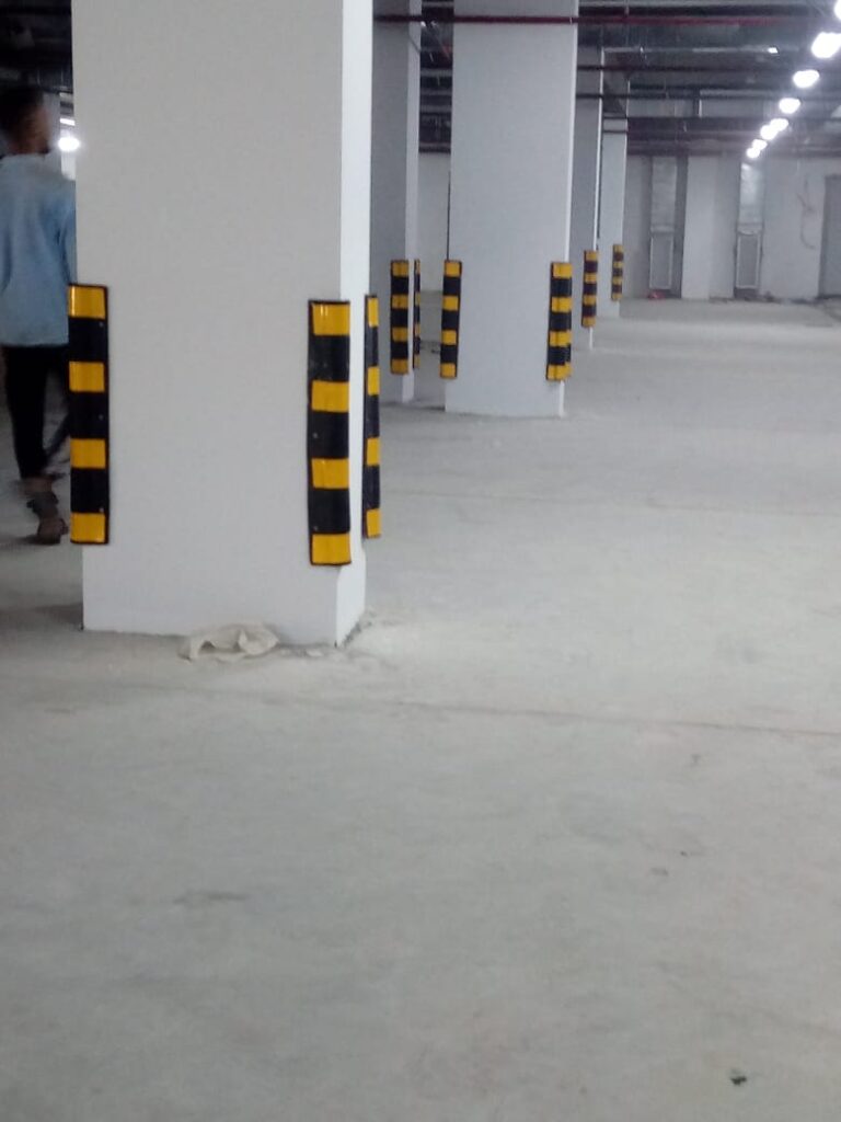Column corner guard profile for garages equipped with reflectors for protection.Sizes:100 x 10 x 10 x 2.5 cm85 x 10 x 10 x 3 cm