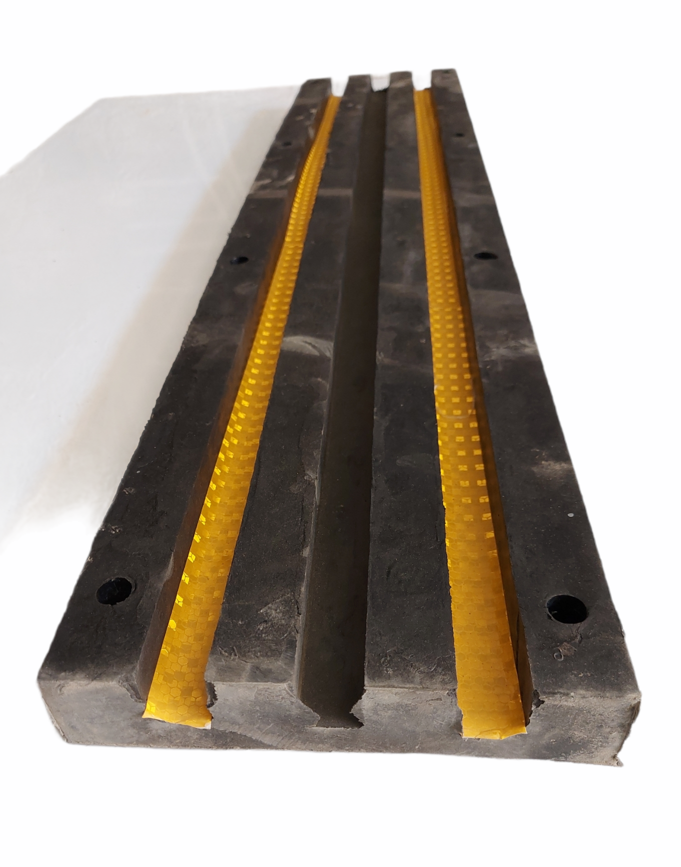 Rubber strip for cladding walls of garage ramps and slopes to protect vehicles and walls, size 100 x 20 x 4 cm